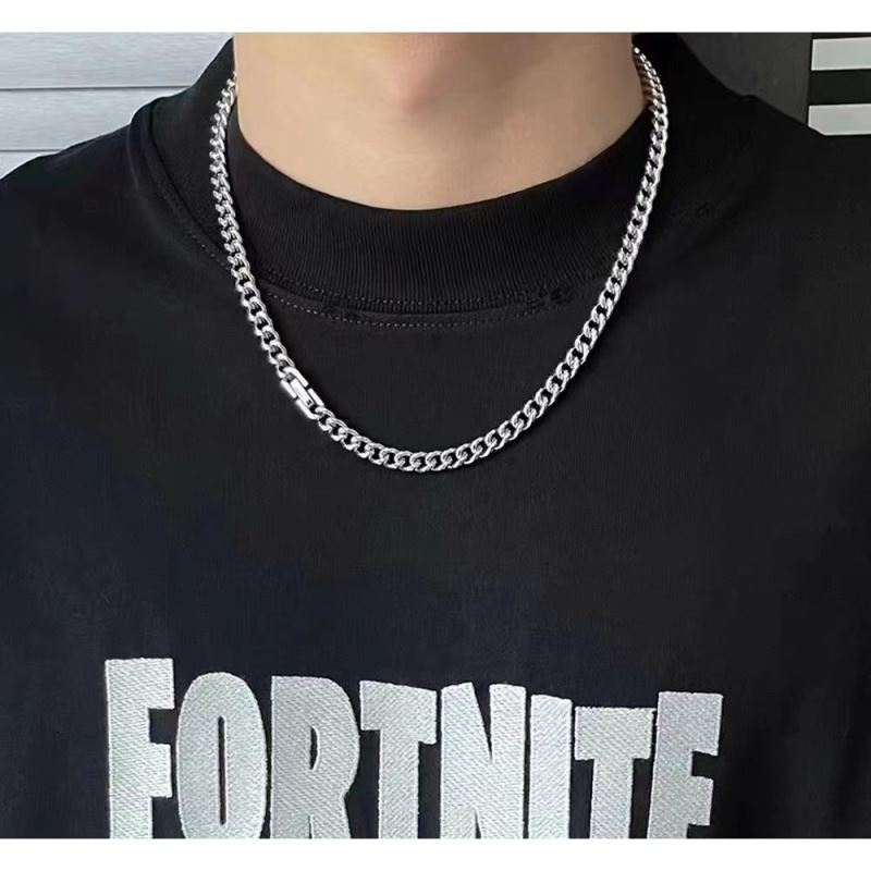 G*u*i necklaces